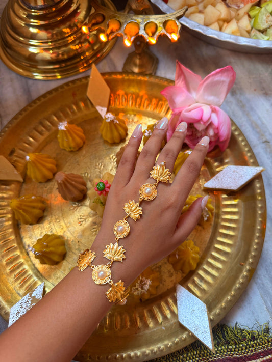 Lotus With Stone Hathphool