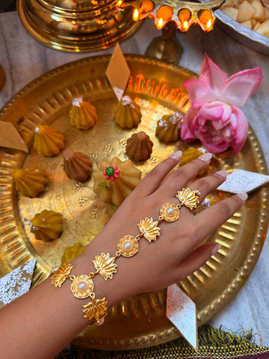Lotus Hathphool