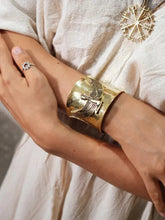 Load image into Gallery viewer, Isis Goddess Cuff
