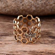 Load image into Gallery viewer, Honey Comb With Bee Ring
