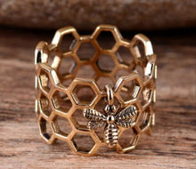 Load image into Gallery viewer, Honey Comb With Bee Ring
